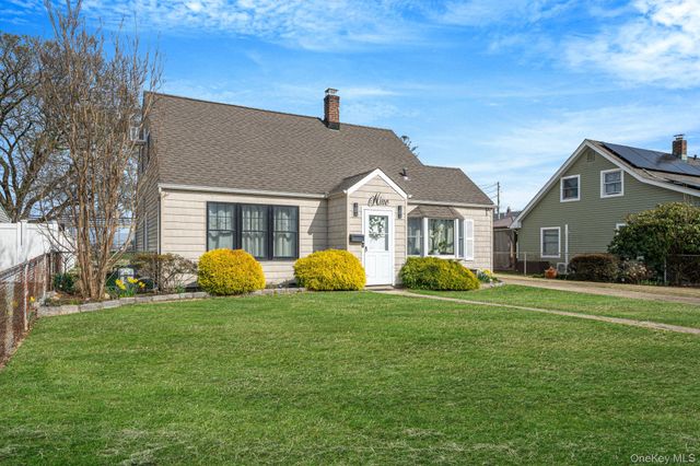 9 Copper Lane, Levittown, NY 11756