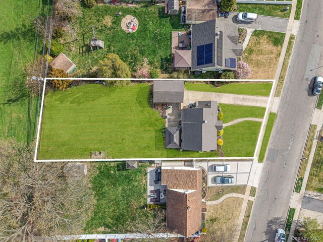 9 Copper Lane, Levittown, NY 11756