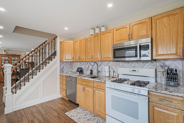 9 Copper Lane, Levittown, NY 11756