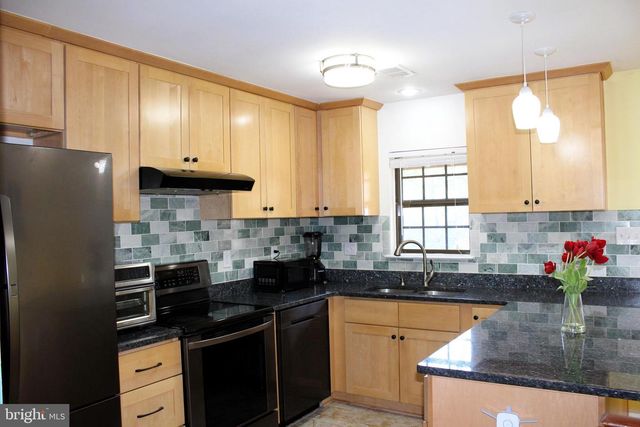 2020 HEADLANDS CIRCLE, Reston, VA 20191