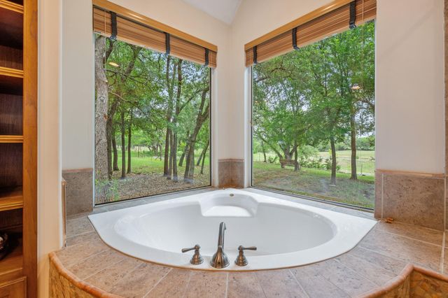 201 Shady Oaks TRL, Liberty Hill, TX 78642