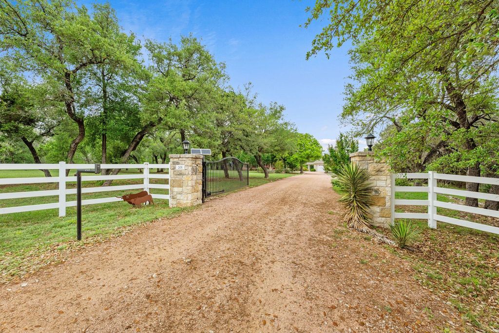 201 Shady Oaks TRL, Liberty Hill, TX 78642