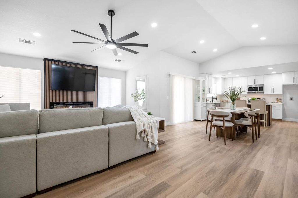 Image 3 of property listing at 1509 E Vine Court, Visalia, CA 93292