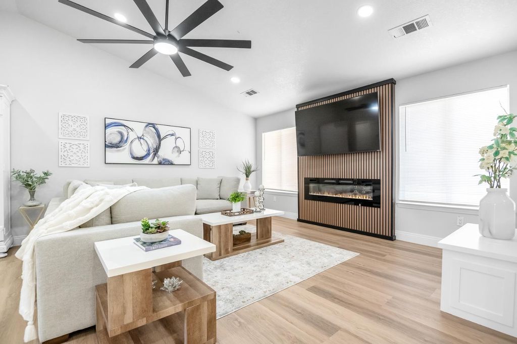 Image 4 of property listing at 1509 E Vine Court, Visalia, CA 93292