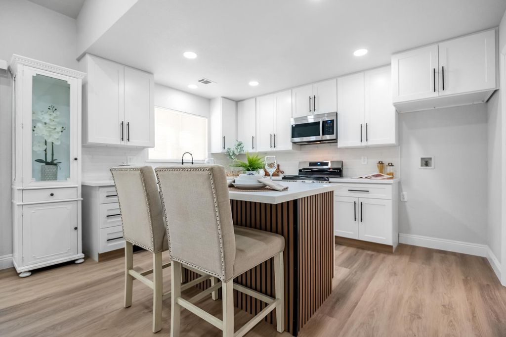 Image 5 of property listing at 1509 E Vine Court, Visalia, CA 93292