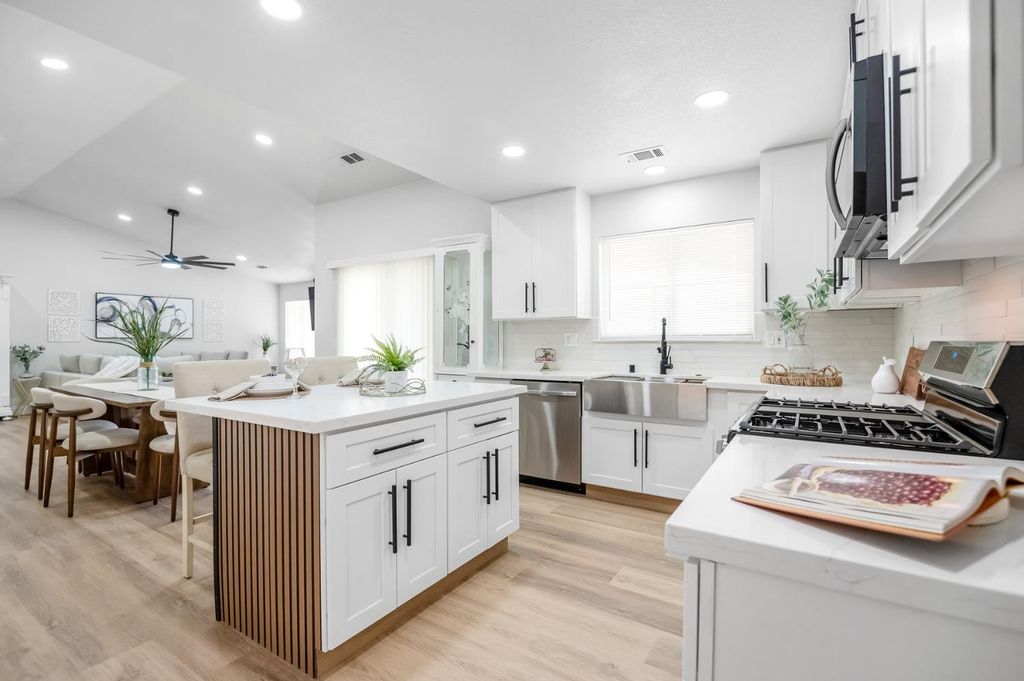 Image 6 of property listing at 1509 E Vine Court, Visalia, CA 93292