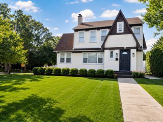 322 Westwood Road, Woodmere, NY 11598