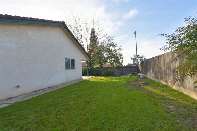 5572 W Sample Avenue, Fresno, CA 93722