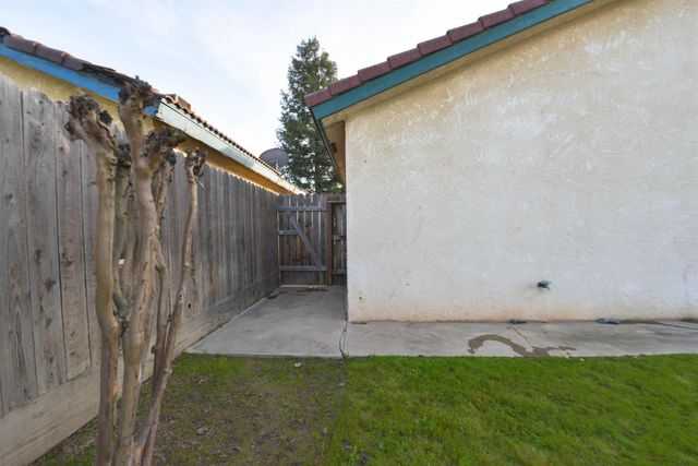 5572 W Sample Avenue, Fresno, CA 93722