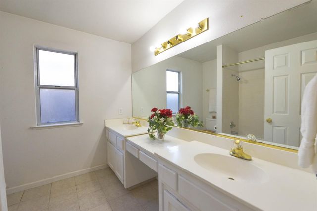 5572 W Sample Avenue, Fresno, CA 93722