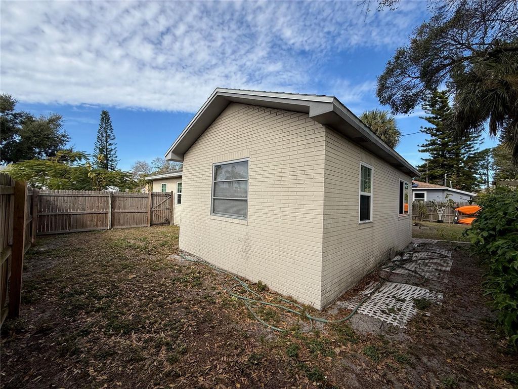 Image 8 of property listing at 3317 18TH STREET N, St Petersburg, FL 33713