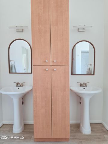 933 W MERCER Lane, Phoenix, AZ 85029