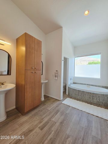 933 W MERCER Lane, Phoenix, AZ 85029