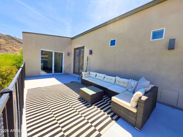 933 W MERCER Lane, Phoenix, AZ 85029