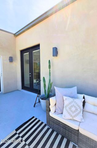 933 W MERCER Lane, Phoenix, AZ 85029