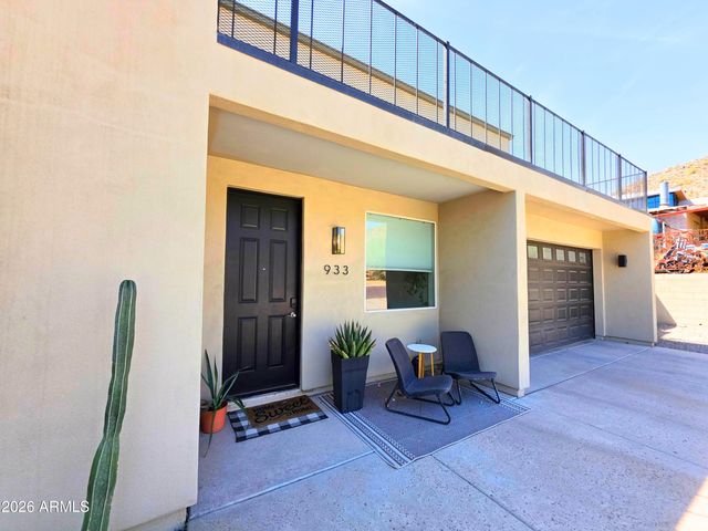 933 W MERCER Lane, Phoenix, AZ 85029