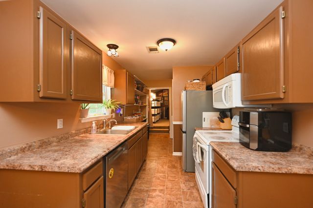 225 High Chaperal Dr, Goodlettsville, TN 37072