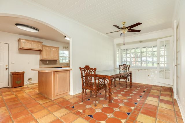 935 Magnolia Street, Lake Jackson, TX 77566