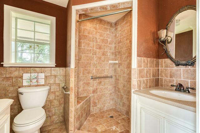 935 Magnolia Street, Lake Jackson, TX 77566