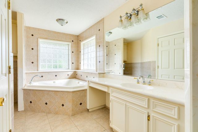 935 Magnolia Street, Lake Jackson, TX 77566