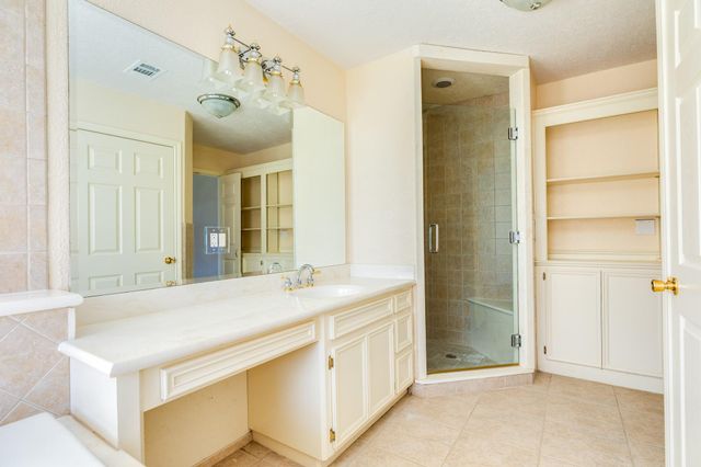 935 Magnolia Street, Lake Jackson, TX 77566