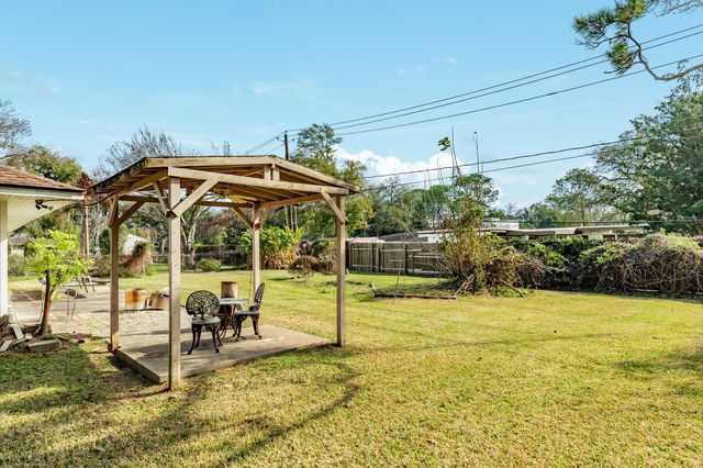 935 Magnolia Street, Lake Jackson, TX 77566