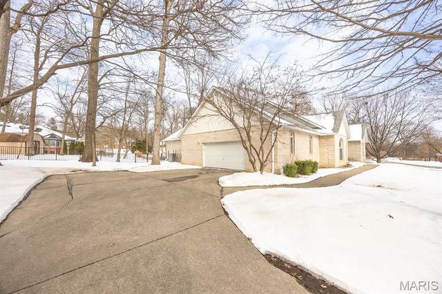 218 Woods Edge Drive, Shiloh, IL 62221