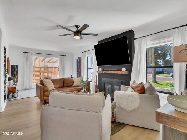 2204 E Whitton Avenue N, Phoenix, AZ 85016