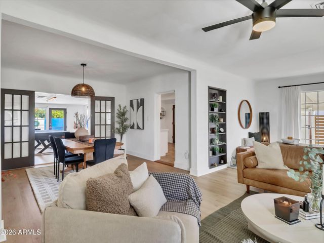 2204 E Whitton Avenue N, Phoenix, AZ 85016