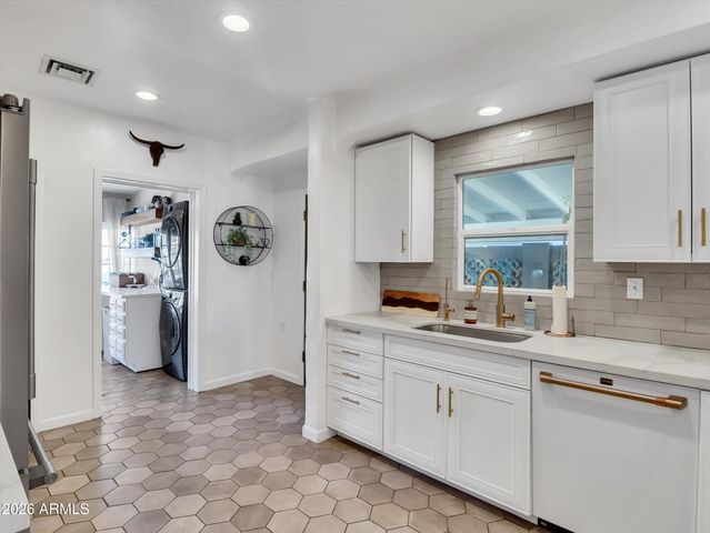 2204 E Whitton Avenue N, Phoenix, AZ 85016