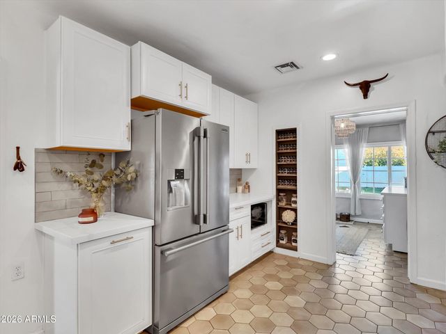 2204 E Whitton Avenue N, Phoenix, AZ 85016