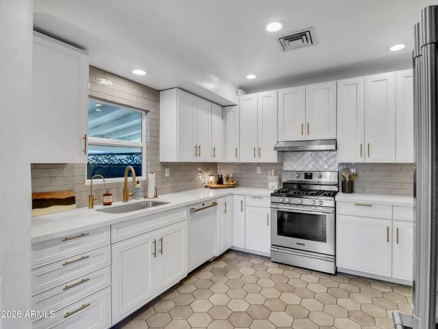 2204 E Whitton Avenue N, Phoenix, AZ 85016