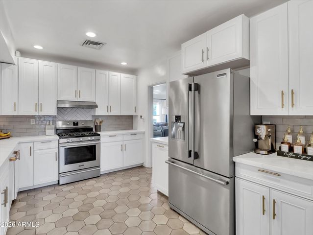 2204 E Whitton Avenue N, Phoenix, AZ 85016