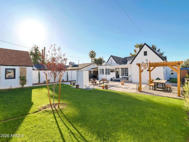 2204 E Whitton Avenue N, Phoenix, AZ 85016