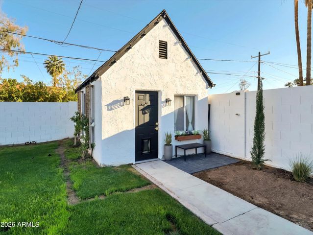 2204 E Whitton Avenue N, Phoenix, AZ 85016