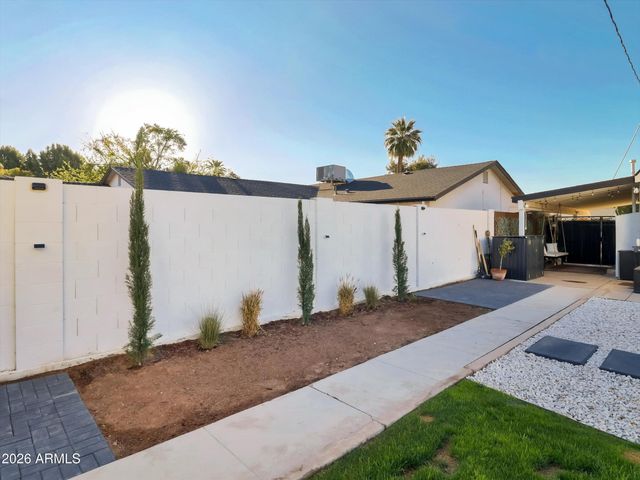 2204 E Whitton Avenue N, Phoenix, AZ 85016