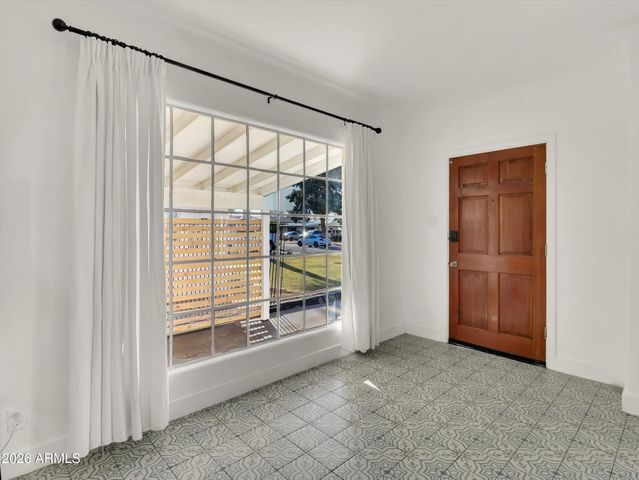 2204 E Whitton Avenue N, Phoenix, AZ 85016