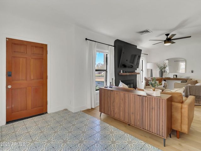 2204 E Whitton Avenue N, Phoenix, AZ 85016