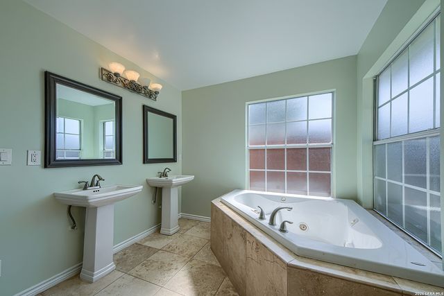 607 Rexford Dr, San Antonio, TX 78216