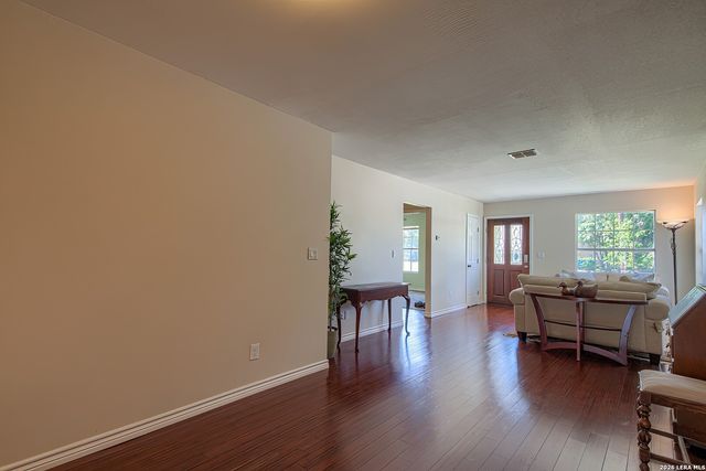 607 Rexford Dr, San Antonio, TX 78216