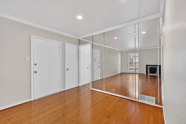 7820 Meadow Park Drive 215, Dallas, TX 75230