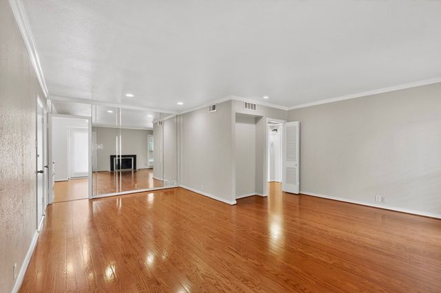 7820 Meadow Park Drive 215, Dallas, TX 75230