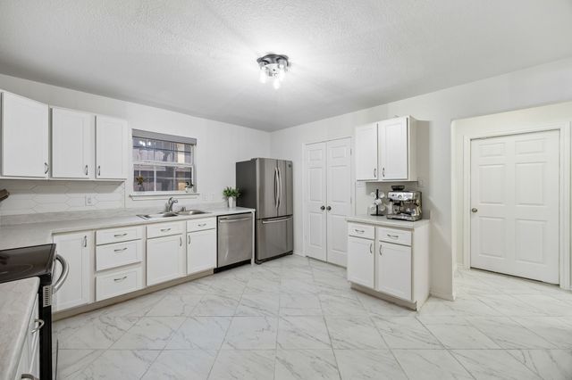 630 W Neely Street, Dallas, TX 75208