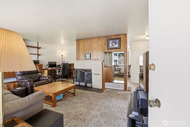 1305 N 171st Street, Shoreline, WA 98133
