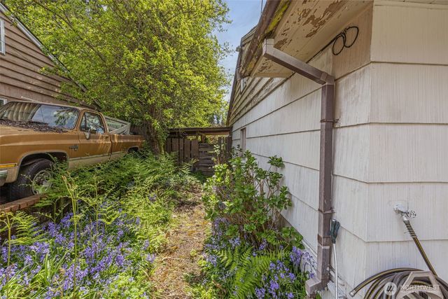 1305 N 171st Street, Shoreline, WA 98133
