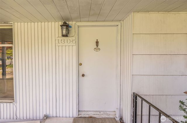 1305 N 171st Street, Shoreline, WA 98133