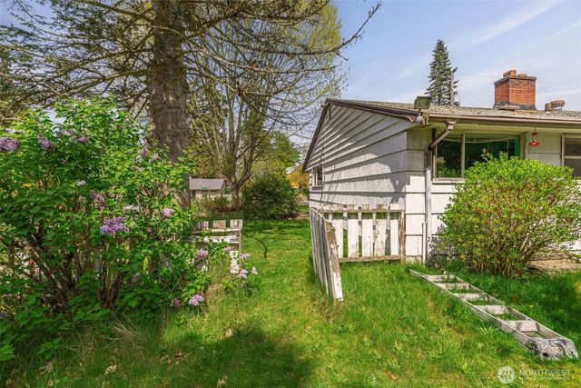 1305 N 171st Street, Shoreline, WA 98133