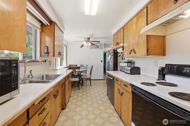 1305 N 171st Street, Shoreline, WA 98133