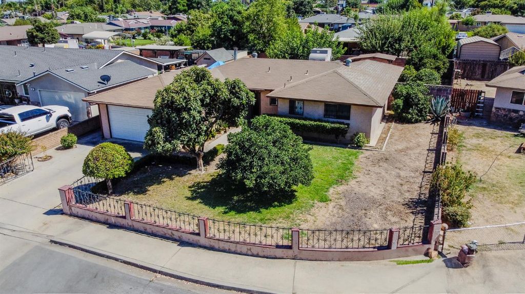859 11th Street, Sanger, CA 93657