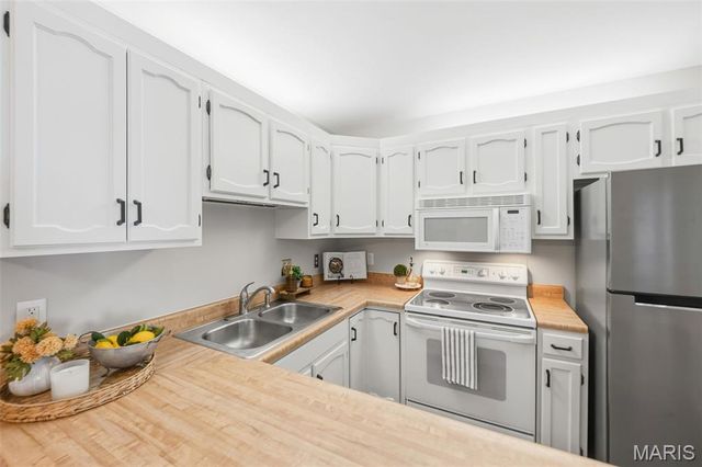 1008 King Drive 2D, St Charles, MO 63303